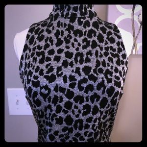 Cropped velour mock neck top.